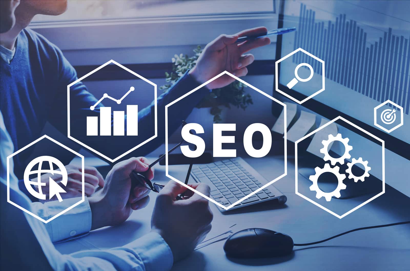 Analyst explains SEO report to a business owner